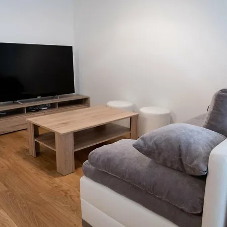 Family Near The Train Station Appartement