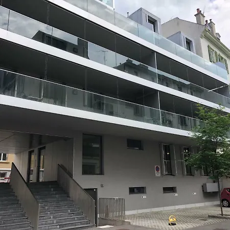 Family Near The Train Station * Vevey