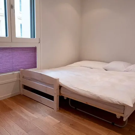 Family Near The Train Station * Vevey