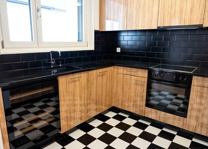 Family Near The Train Station * Vevey