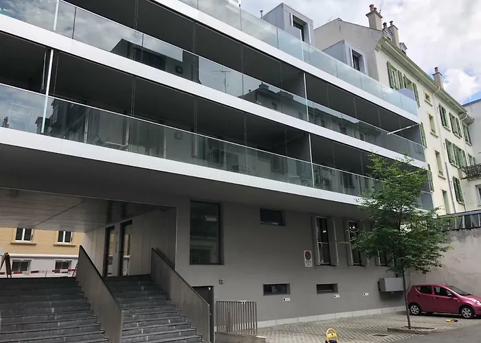 Family Near The Train Station * Vevey